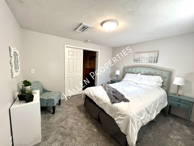 Building Photo - Fully Furnished! Adorable 4 bedroom, 1.5 bath