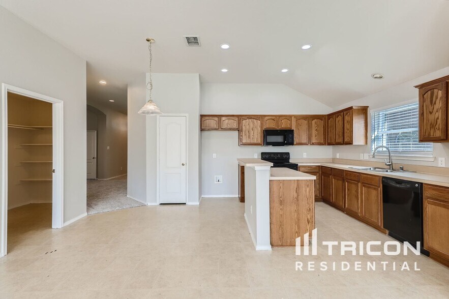 Building Photo - 522 Golden Bell Dr