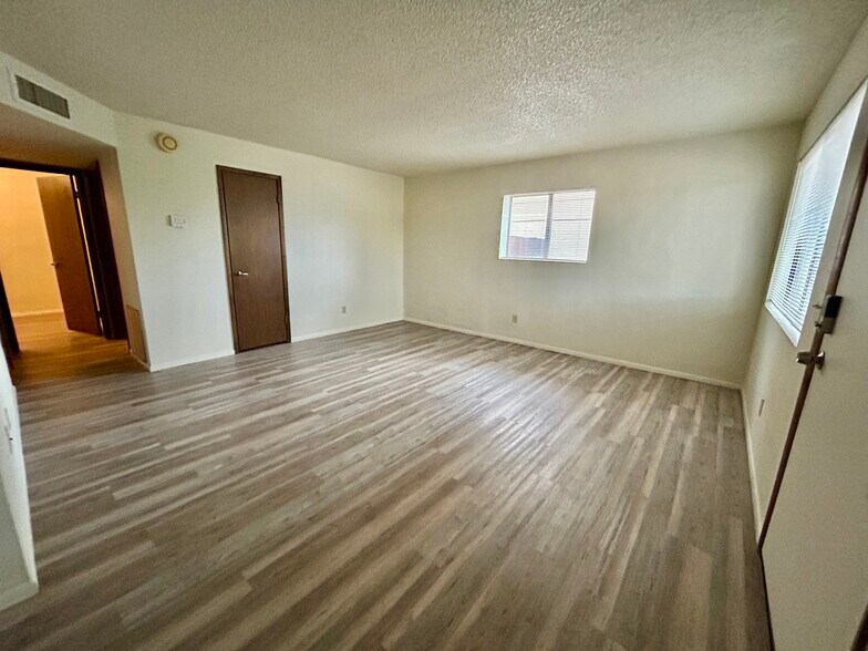 Building Photo - 2606 S Mountain View Dr