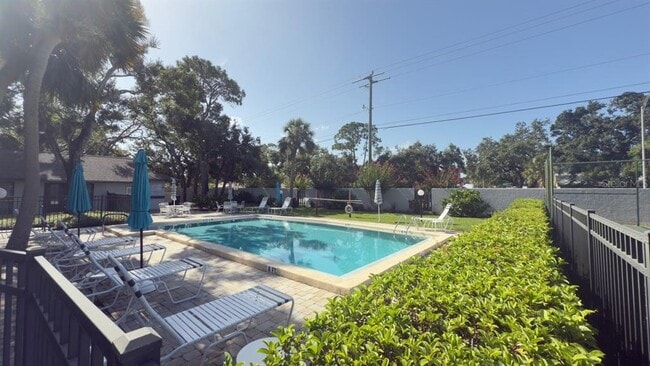 Building Photo - 4765 Oak Forest Dr W