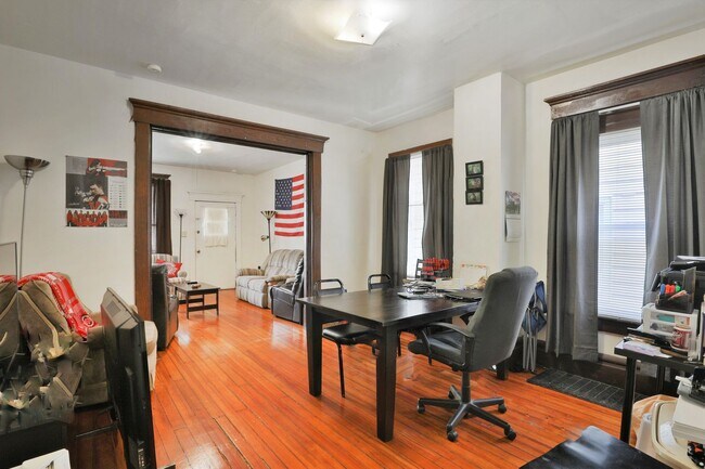 Building Photo - 4 or 5 Bedroom Right off of High St - OSU Campus