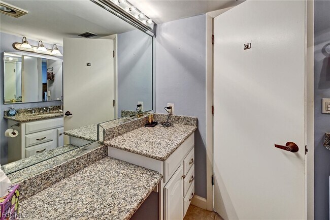 Building Photo - 4821 S Landings Dr