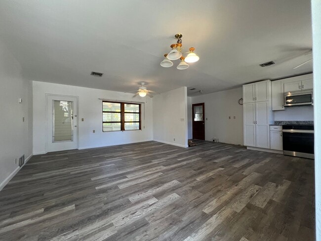 Building Photo - $1,425 ** Annual Lease (Includes Water/Electric/Lawn) * 1 Bedroom / 1 Bath * DUPLEX * Historic, D...