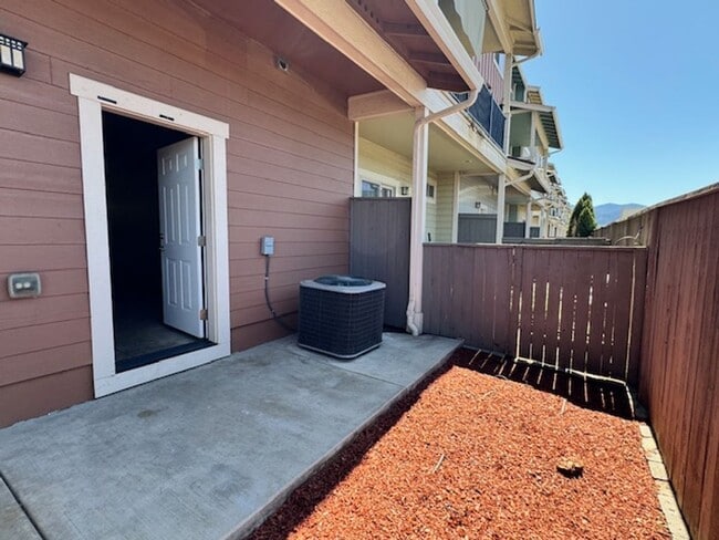 Building Photo - 3 LEVEL CONDO W/ UPGRADES, GARAGE/ FENCED ...