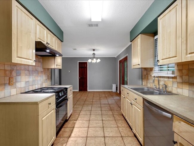 Building Photo - Country Living in Alazan!