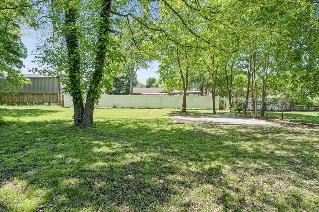 Building Photo - One Level, 2 Bedroom Unit in Kingsport