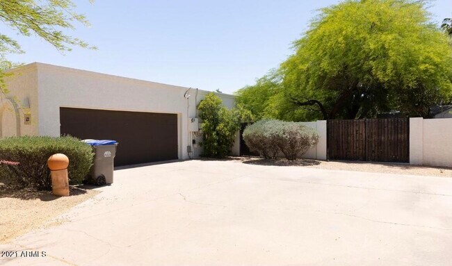 Building Photo - 5115 E Berneil Dr