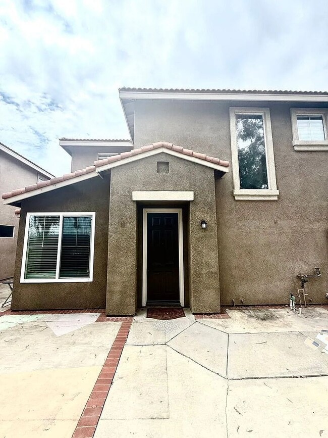 Building Photo - 301 N Navarette Pl