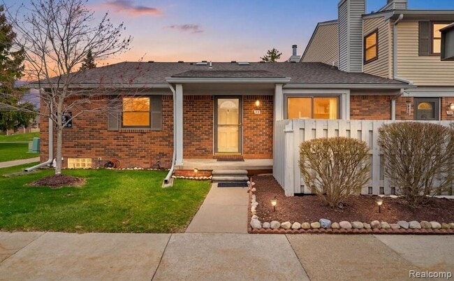 Building Photo - 1921 Vine Way Dr