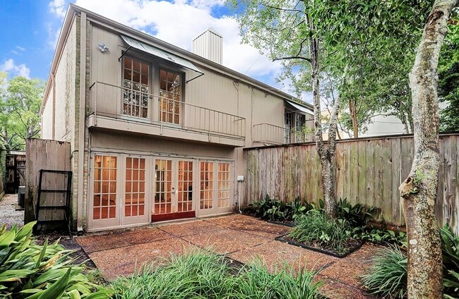 Building Photo - 2328 Wroxton Rd