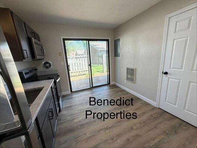 Building Photo - Maple St