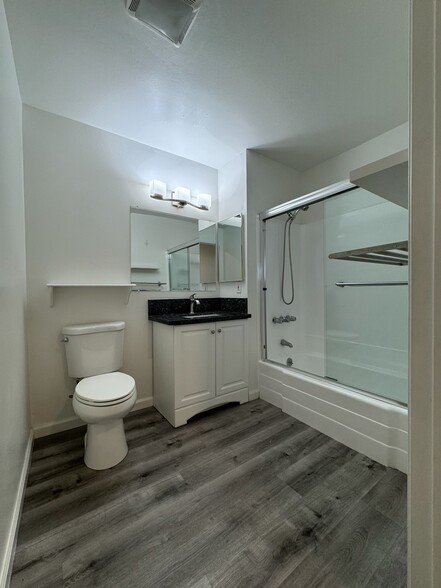 master bathroom. both shower and tub. new countertops, plumbing fixtures - 1757 17th St