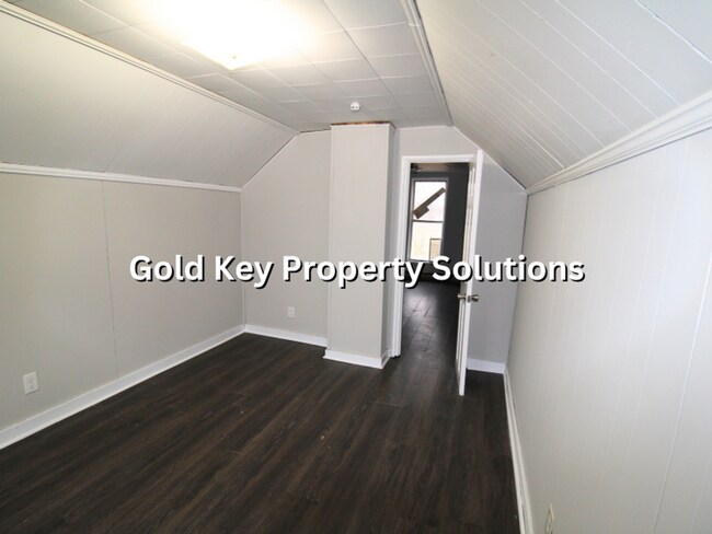 Building Photo - All Electric 2 BR 1 BA House with Main-Level Laundry Hookups (NO SECTION 8)