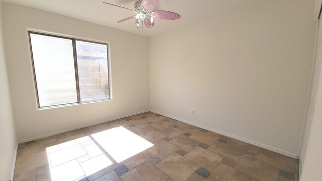 Building Photo - 845 W Vaughn Ave