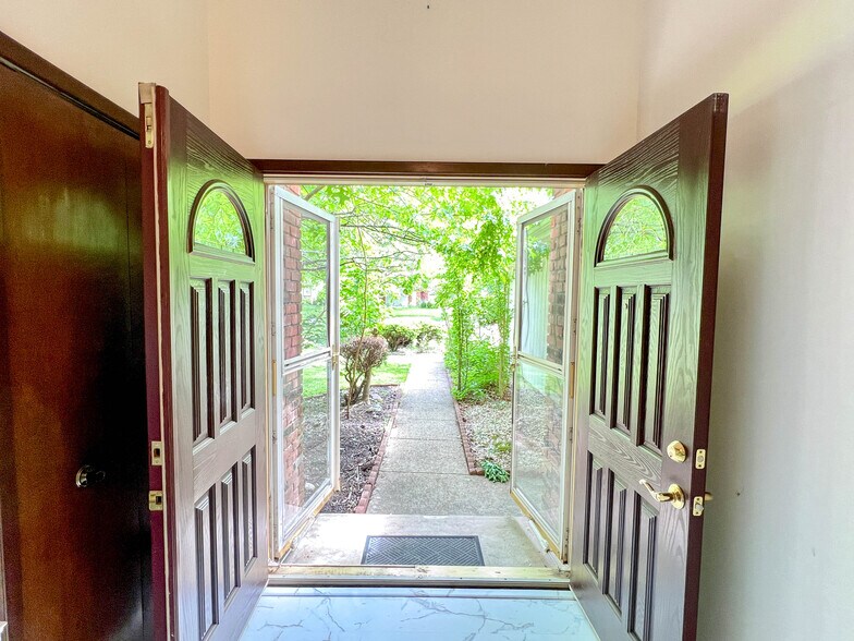 Building Photo - 25946 Tallwood Dr