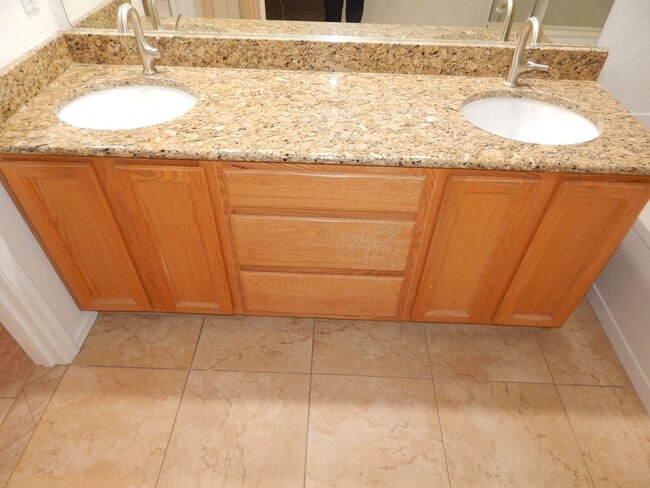 Building Photo - 3 Bedrooms 2 Bathrooms close to Sabino Canyon