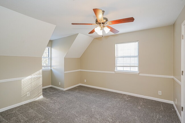 Building Photo - 642 Knollwood Dr