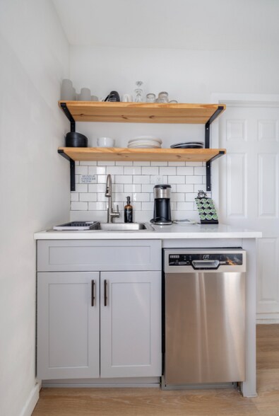 Building Photo - 12 W 52nd St