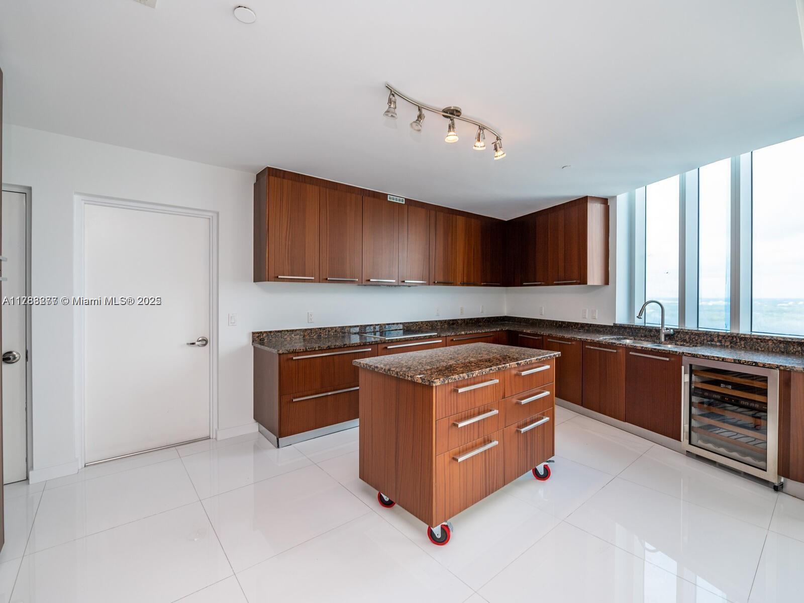 Building Photo - 15901 Collins Ave