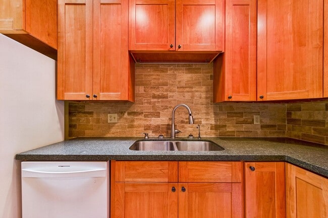 Building Photo - 2910 Greenbriar Ln