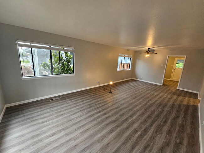 Building Photo - Freshly Updated 3 Bedroom House Looking fo...