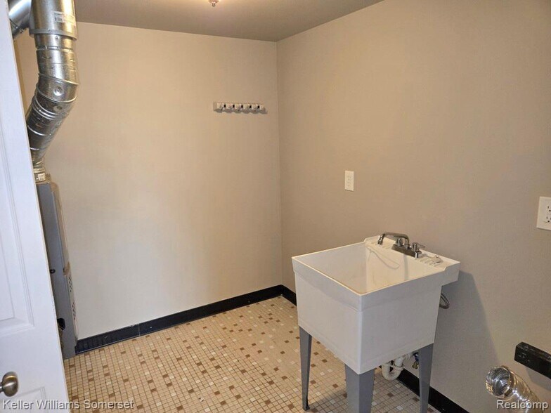 Building Photo - 71 Meadow Wood Dr