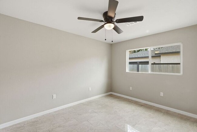 Building Photo - Bright, Fresh & Pet-Friendly — 3BR Retreat Minutes from U of A