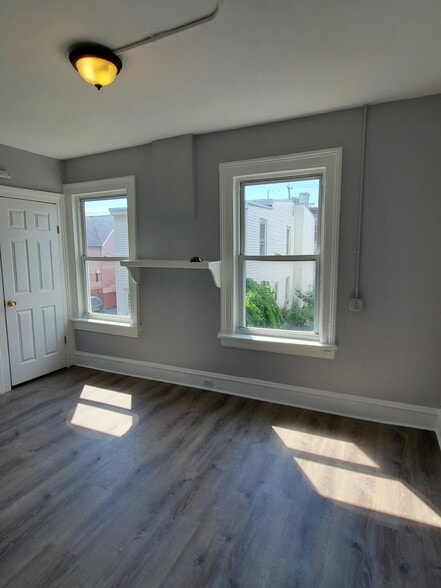 Building Photo - 177 W Parmenter St