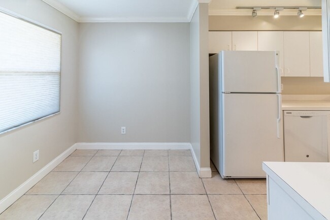 Building Photo - Well-Maintained 2BR/2BA Condo with Lake Vi...