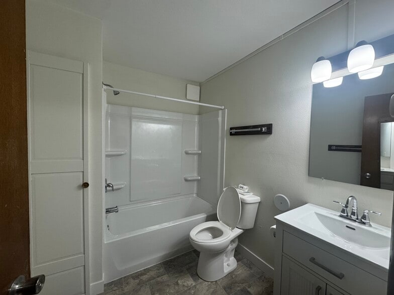 Building Photo - 3015 Pine Lodge Rd