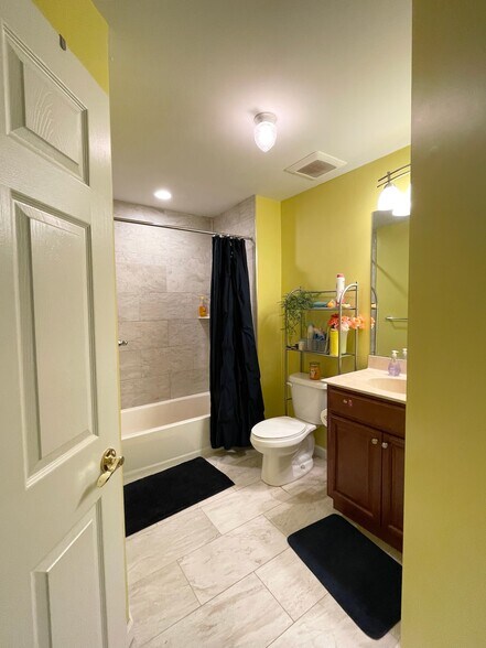 Building Photo - 2 Decroce Ct