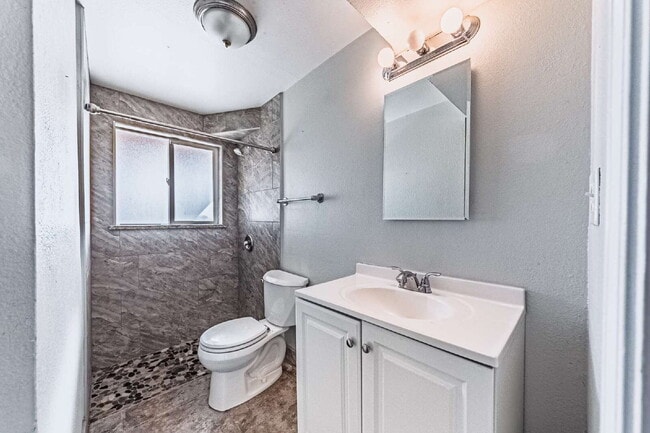 Building Photo - 5 bedrooms ,2 bathrooms and on 0.32 acres for rent