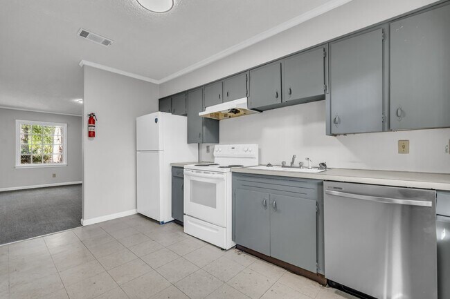 Building Photo - 417 E Jordan Ave