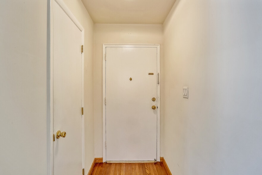 Foyer - 10412 Montrose Ave