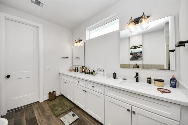 Building Photo - 3905 B Pinemont Dr