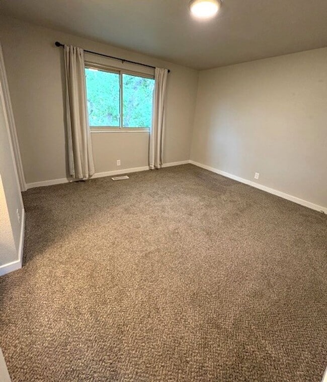 Building Photo - 5 Bed / 3 Bath Townhome in Murray!