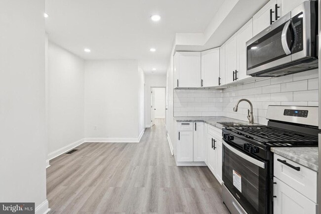 Building Photo - 746 Pine St