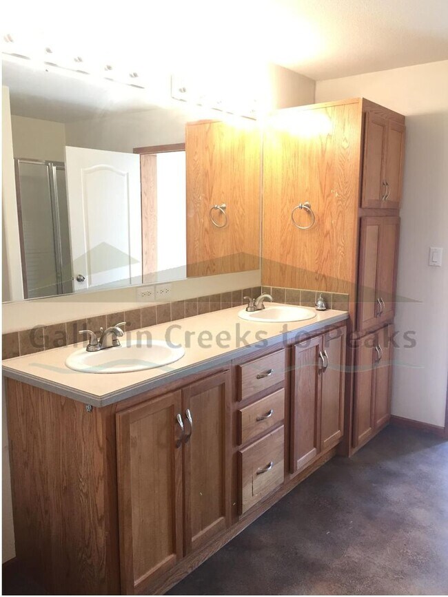 Building Photo - 4 Bedroom 2 Bathroom Rabel Lane Home