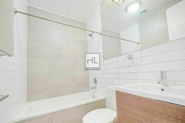 Building Photo - 146 EVERGREEN AVENUE 3B