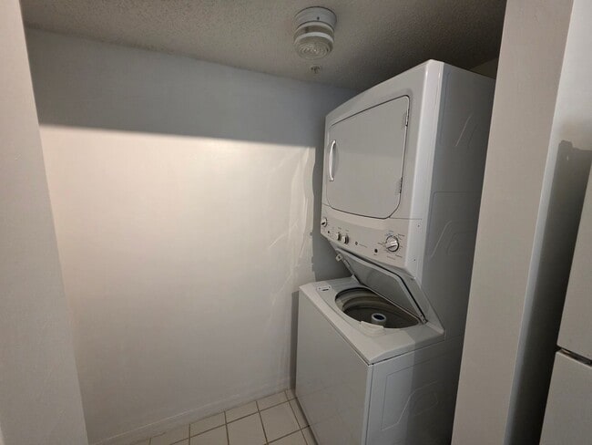 Building Photo - 2 Bedroom, 2 Bath in  Gated Community of Laguna