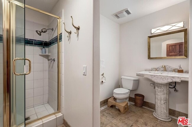 Building Photo - 10827 Pacific View Dr