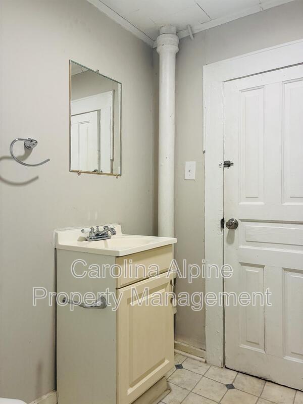 Building Photo - 708 Legrand St