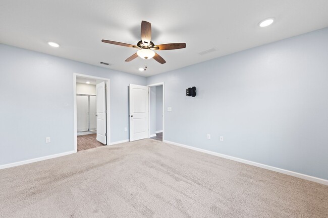 Building Photo - Redstone Commons 4bed/2bath Available Now!