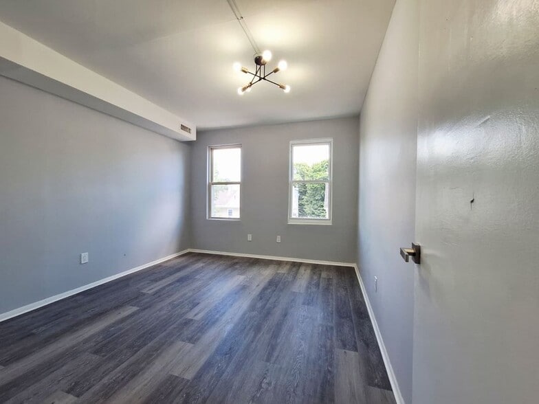 Building Photo - 156 Poplar St
