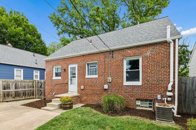 Building Photo - 557 E Royal Forest Blvd