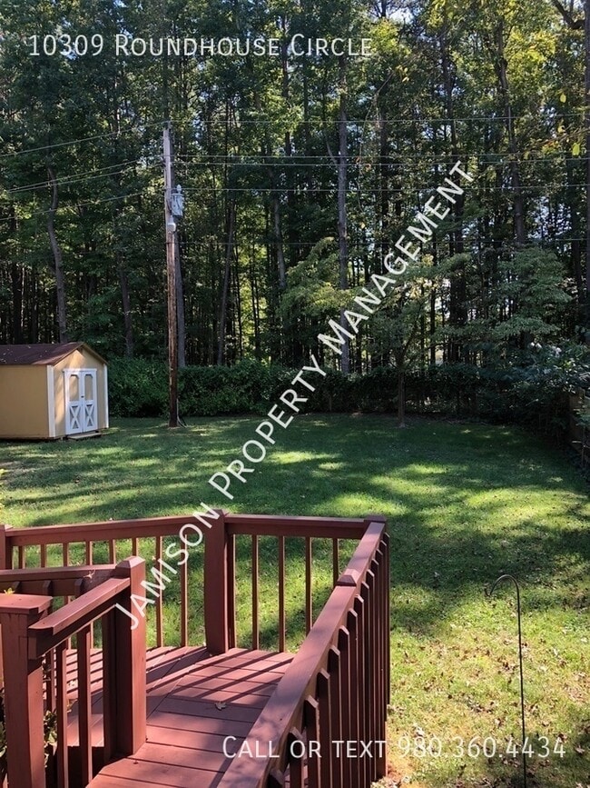 Building Photo - 10309 Roundhouse Cir