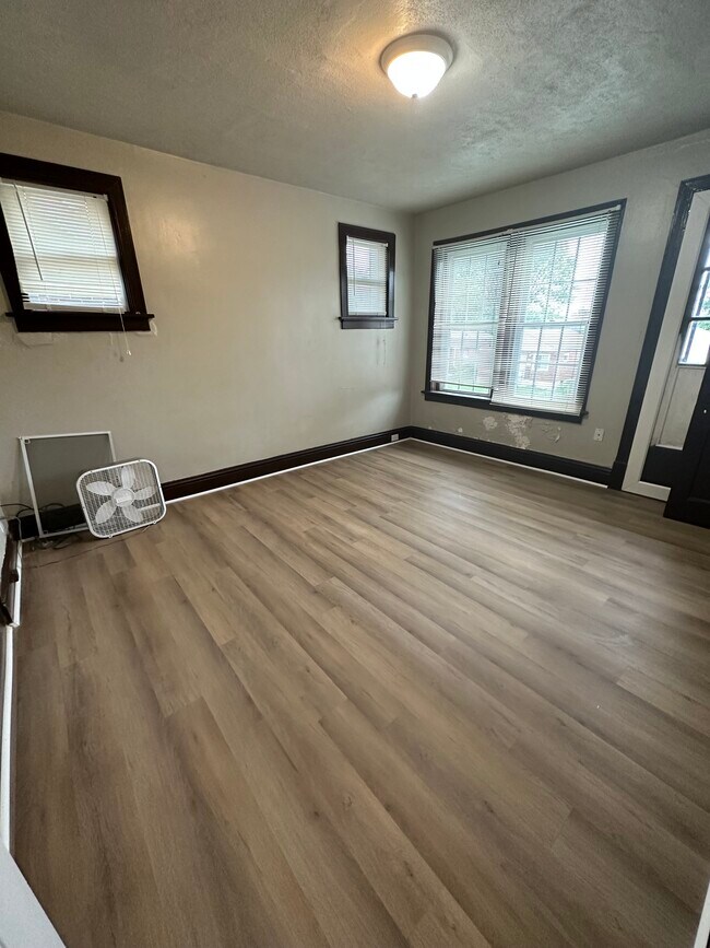 Building Photo - 5848 Kennerly Ave