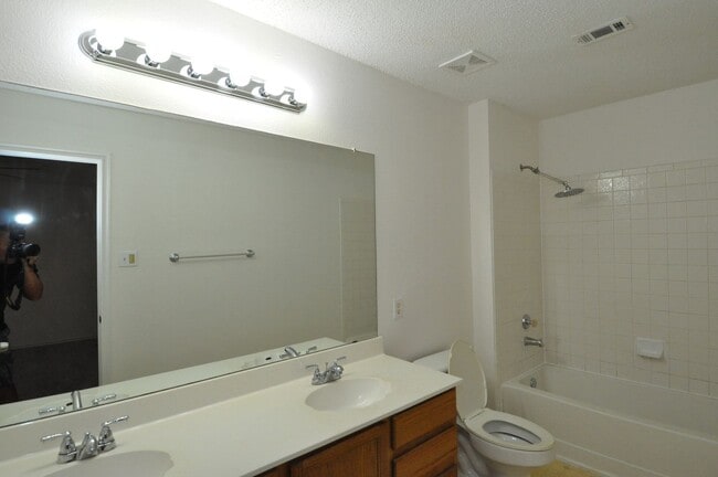 Building Photo - Available NOW! 4 bedrooms, one story, Grea...