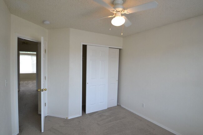 Building Photo - 4 bed 3.5 bath with 2 car garage - Availab...