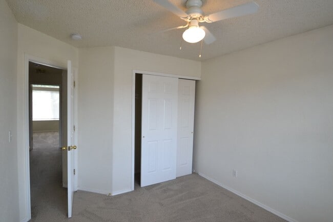 Building Photo - 815 Riverview Ln